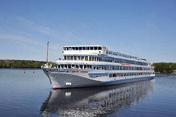 Теплоход "Максим Литвинов"