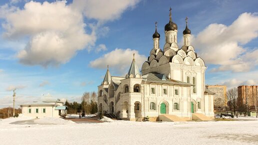 下载视频: Один из самых красивых храмов России находится всего в километре от Москвы. Наверняка вы его не видели