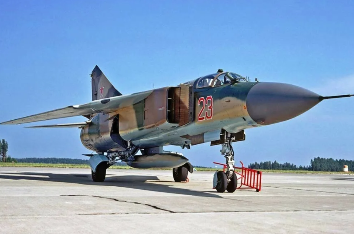 Млд. Mig 23. Истребитель миг-23млд. Самолет миг-23уб. Миг-23 истребитель.