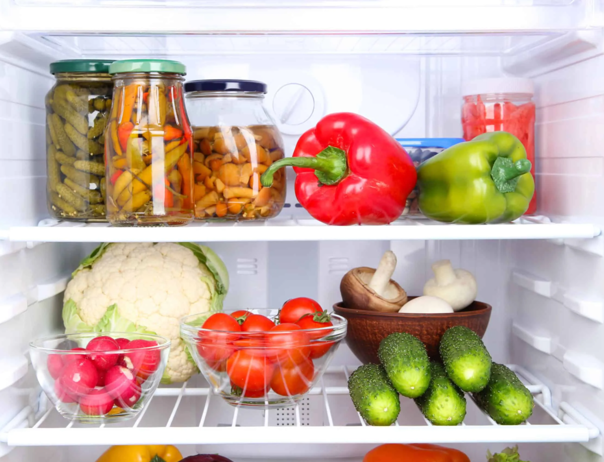 Где лучше хранить помидоры в холодильнике или. Холодильник с продуктами. Хранение продуктов. Фрукты в холодильнике. Холодильник для овощей