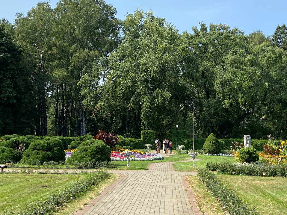 А здесь Вы можете просто погулять по ботаническому саду Минска...
