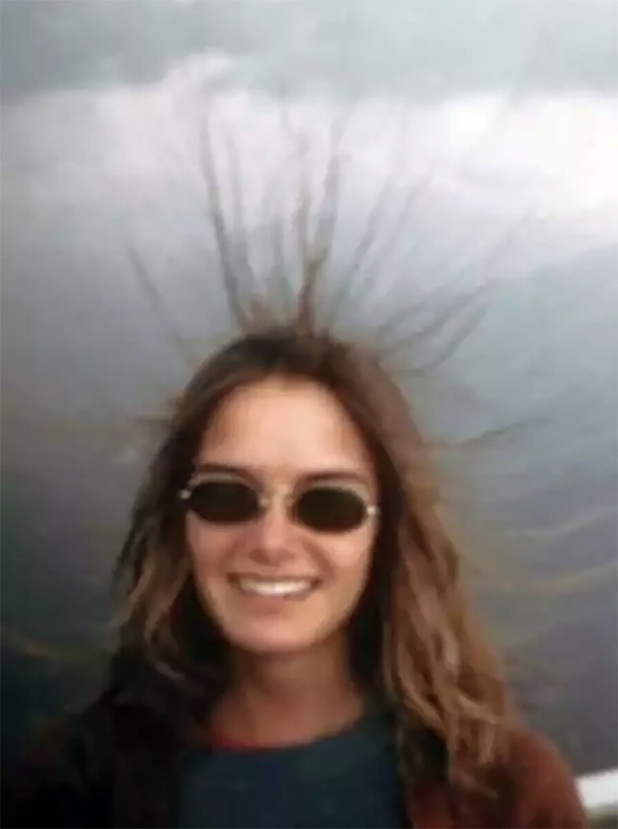 ◙ Сестра Майкла и Шона Мэри также заметила, что у нее волосы встали дыбом