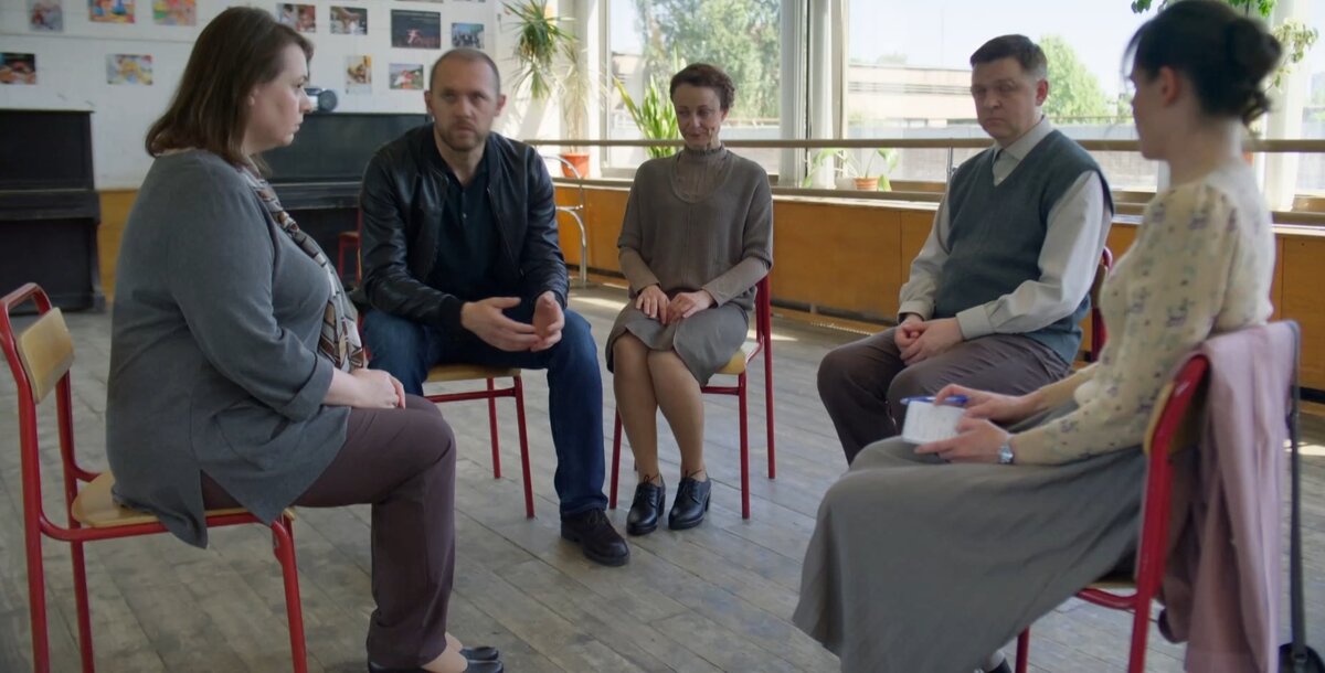 Валя ведёт кружок по психологии в ДК. Кадр из сериала "Иванько"
