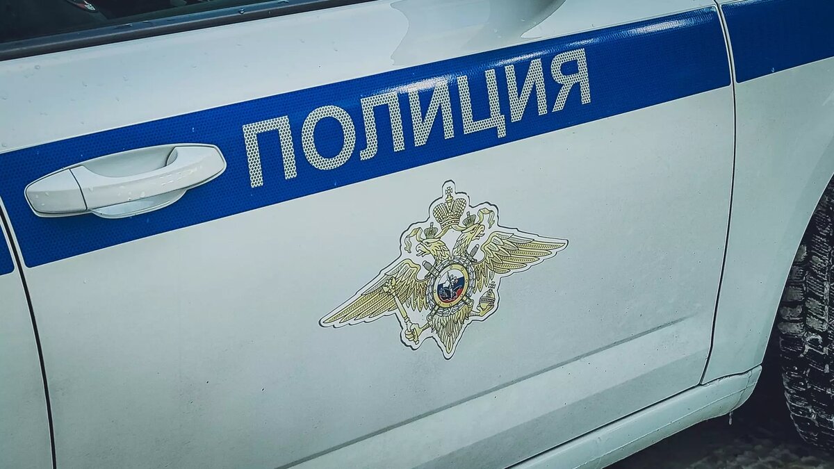     Парень переходил дорогу по нерегулируемому пешеходному переходу.