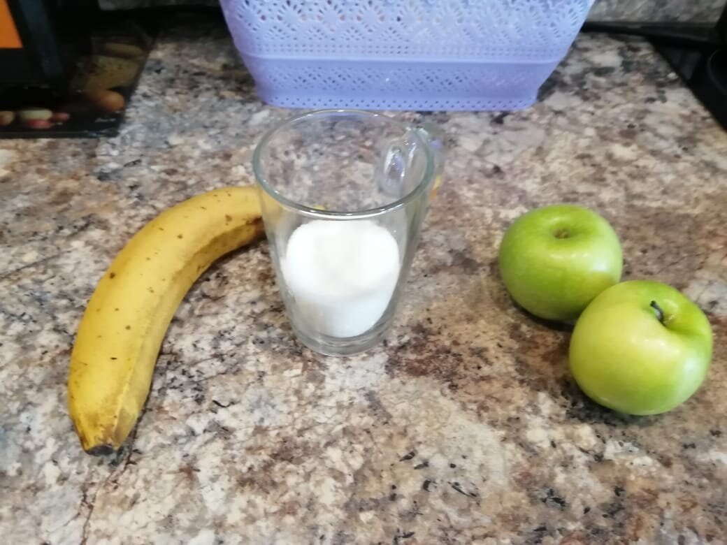 Яблоки желательно брать зеленые, они не такие мягкие и сладкие как желтые или красные яблоки.