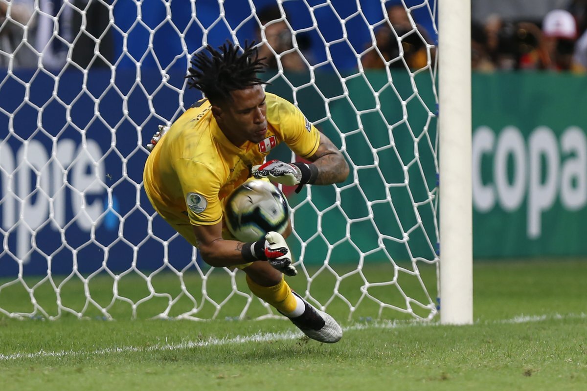 Педро Гальезе отражает удар Луиса Суареса