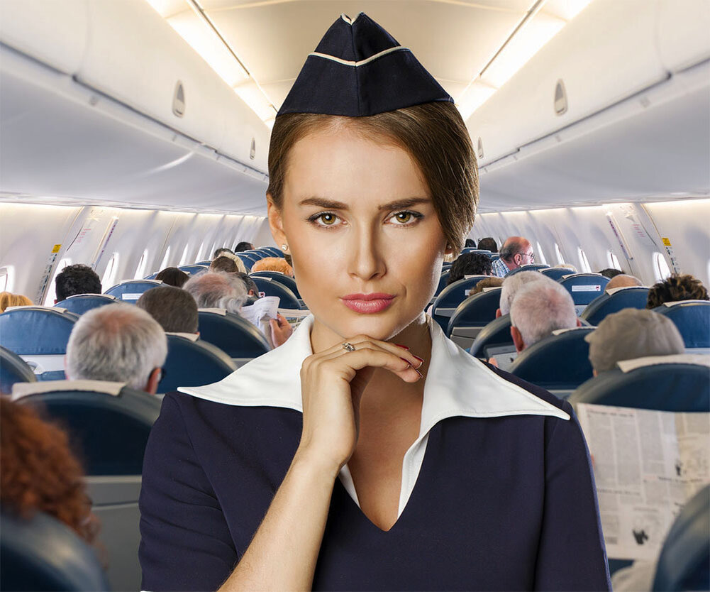 Бортпроводница на рабочем месте.