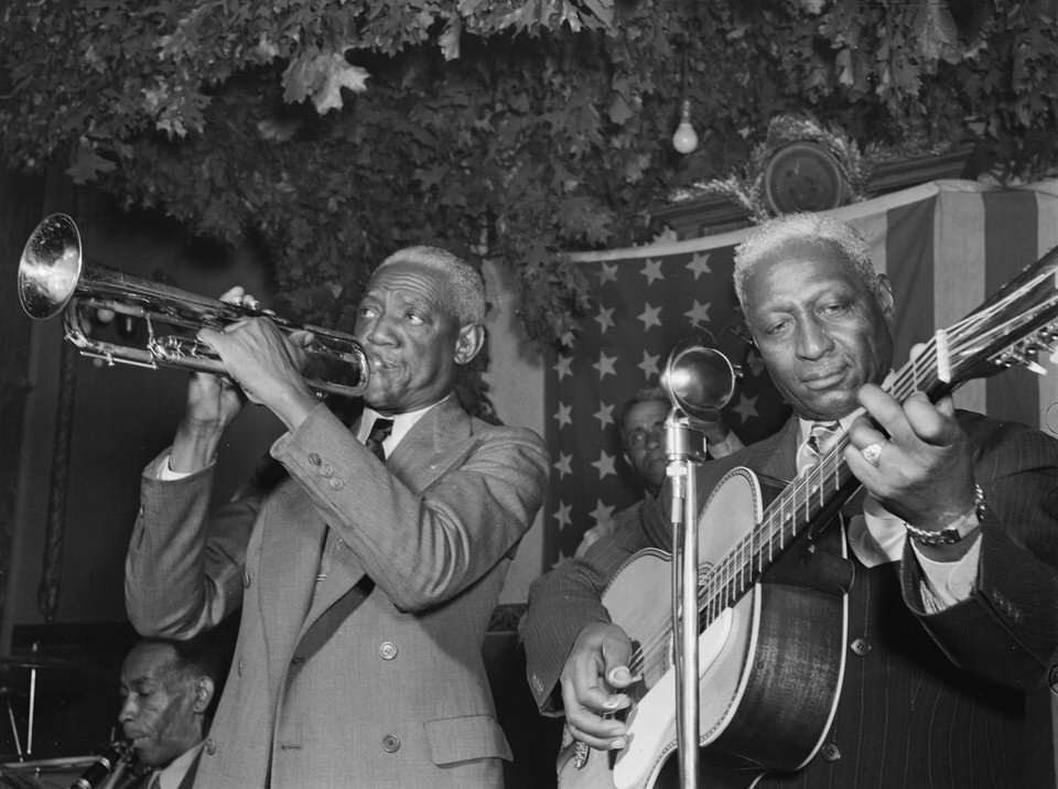 Банк Джонсон (слева) и Лид Белли (Lead Belly) в 1946 году. Фотография William P. Gottlieb  