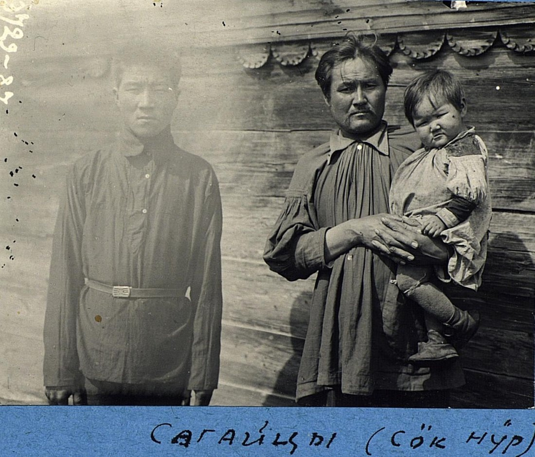  Серебряков В. К. Хакасы (сагайцы), мужчина с ребенком и сыном. 1928. Из архива Кунсткамеры. 
