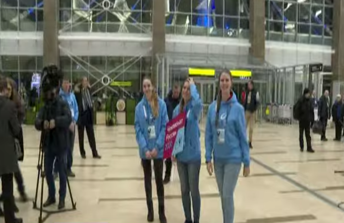 волонтеры встречают фигуристов