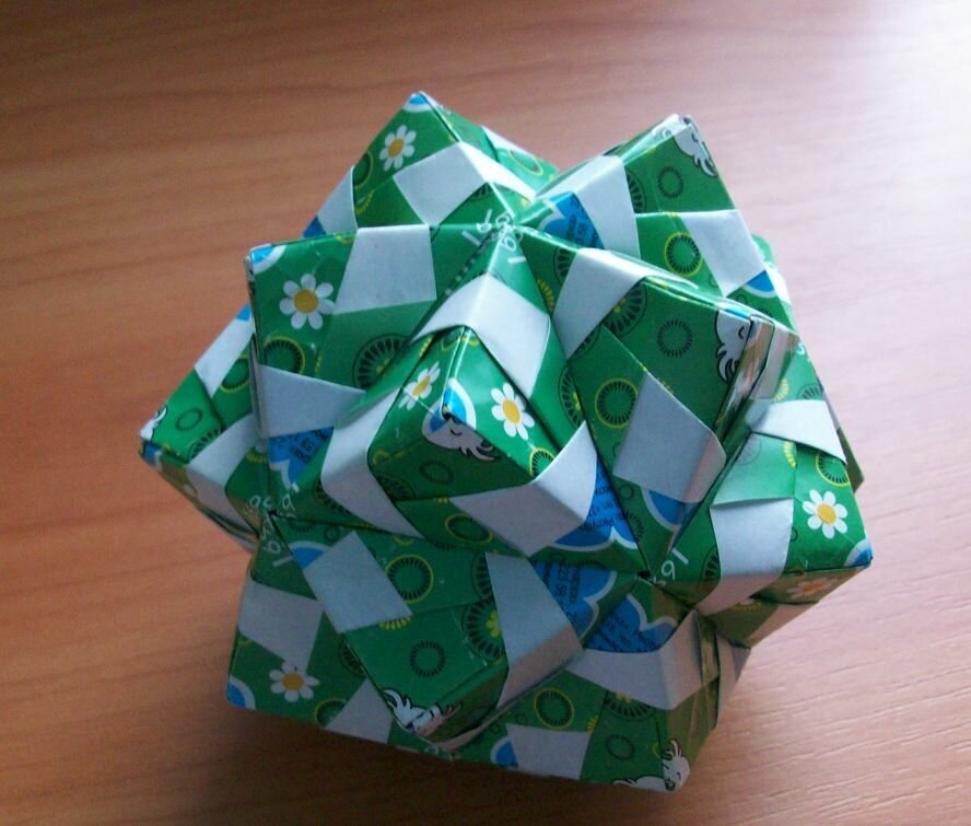 Вот такой шар собран без клея как раз из конфетных фантиков. И не все догадываются. Еще больше фото в галерее