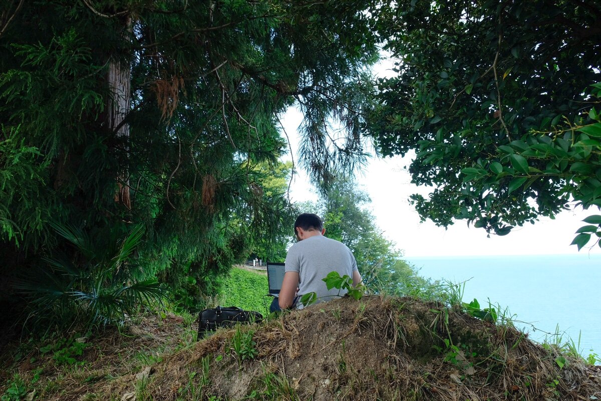 Муж работает