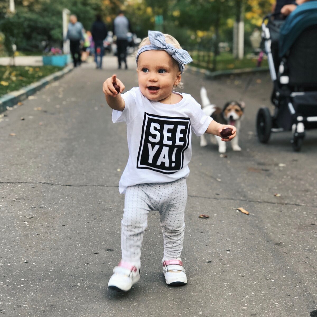 Взрослые с длинным рукавом, ребёнок — в футболке. Это нормально.