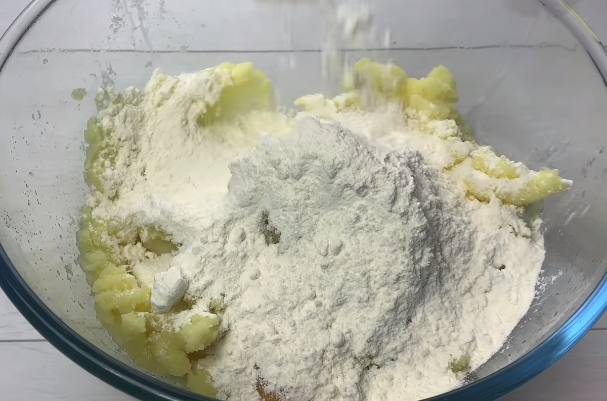 К пюре добавить куриное яйцо и муку, хорошенько перемешать при помощи ложки.