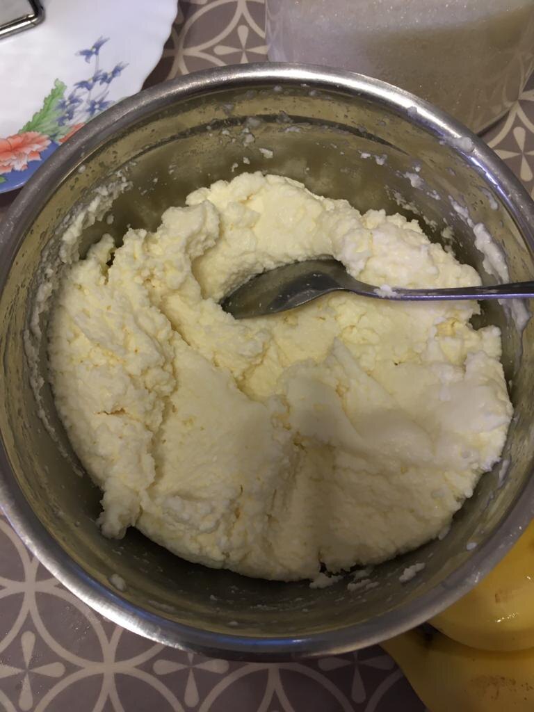 Смешиваем яйца с творогом и сахаром