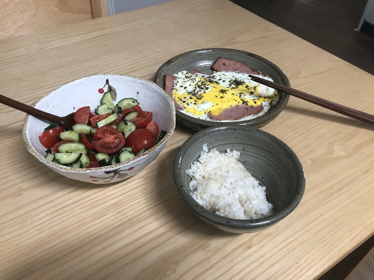 Мой кулинарный максимум;) Вот так, по-простецки, я обычно обедаю. Мне хватает, потому что я не делаю из еды культа😉