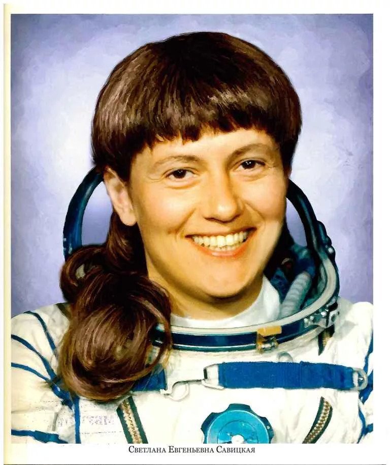 Красотка и девушка шагнувшая в космос.