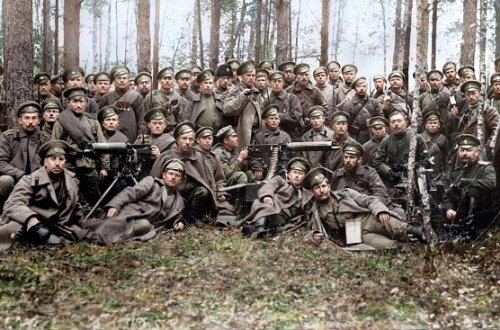 В начале XX в. срок действительной службы в пехоте и пешей артиллерии составлял 3 года, в других родах сухопутных войск – 4 года, во флоте – 5 лет. Некоторым категориям граждан были предоставлены льготы. Например, срок службы для молодых людей, окончивших курс учебного заведения 1-го разряда (а также 6 классов гимназии) был 2 года. Совершенно неспособные носить оружие по состоянию здоровья и вовсе освобождались от службы. Также были избавлены от воинской повинности некоторые служители церкви.

Условия призыва вновь были ужесточены после прихода к власти большевиков. Постановление 1918 г. «О принудительном наборе в Рабоче-Крестьянскую Красную Армию» носило ярко выраженный классовый характер и предусматривало обязательную военную службу для трудящихся, достигших 18-летнего возраста. Позднее, в 1930 г., был принят новый советский закон – «Об обязательной военной службе», – согласно которому оборона СССР с оружием в руках осуществлялась только трудящимися. На нетрудовые классы возлагалось выполнение иных обязанностей – обслуживание армии. Таким образом, сохранялся классовый подход к исполнению гражданами обязанностей военной службы.

Через 4 года после окончания Великой Отечественной войны был принят закон, по которому призыв граждан мужского пола проводился один раз в год в ноябре-декабре. Кроме того, в Вооруженных Силах СССР были установлены новые сроки службы: в Сухопутных войсках (СВ) и Военно-воздушных силах (ВВС) – 3 года, в Военно-морском флоте (ВМФ) – 4. Позднее, в 1968 г., срок срочной службы сократился до 2-х лет в СВ и до 3-х – в ВМФ. Выпускники институтов, не получившие военной подготовки, служили 1 год. Помимо осеннего был введен и весенний призыв.

В настоящее время основным законодательным актом для призывников является Федеральный закон от 28 марта 1998 г. «О воинской обязанности и военной службе». Согласно внесенным поправкам, с 2008 г. срок прохождения военной службы по призыву в Вооруженных Силах Российской Федерации для российских граждан мужского пола составляет 1 год