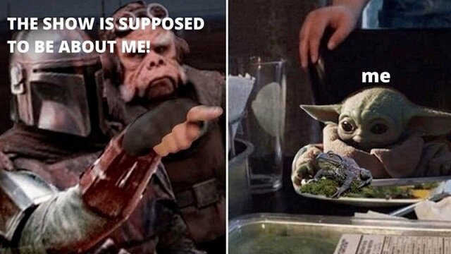 Малыш Йода "украл" славу у главного персонажа сериала, Мандалорца. Мем: Мандо - "Предполагалось, что это шоу будет обо мне! ", Малыш - "Обо мне"