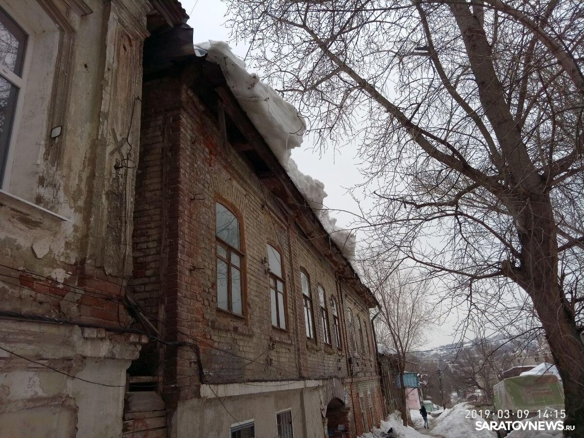 Нельзя так допускать,загрязнять родной город.