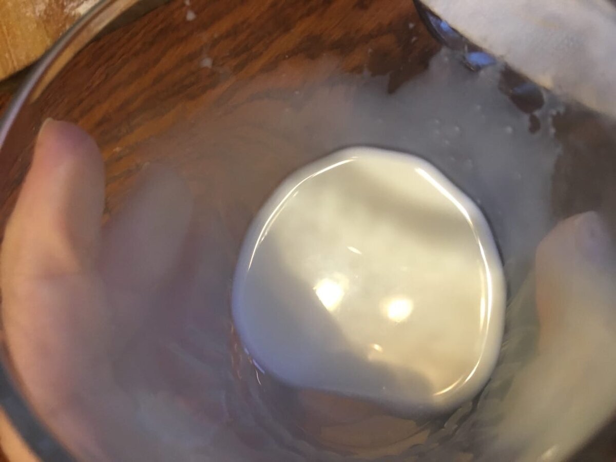 На стенках остается белый след