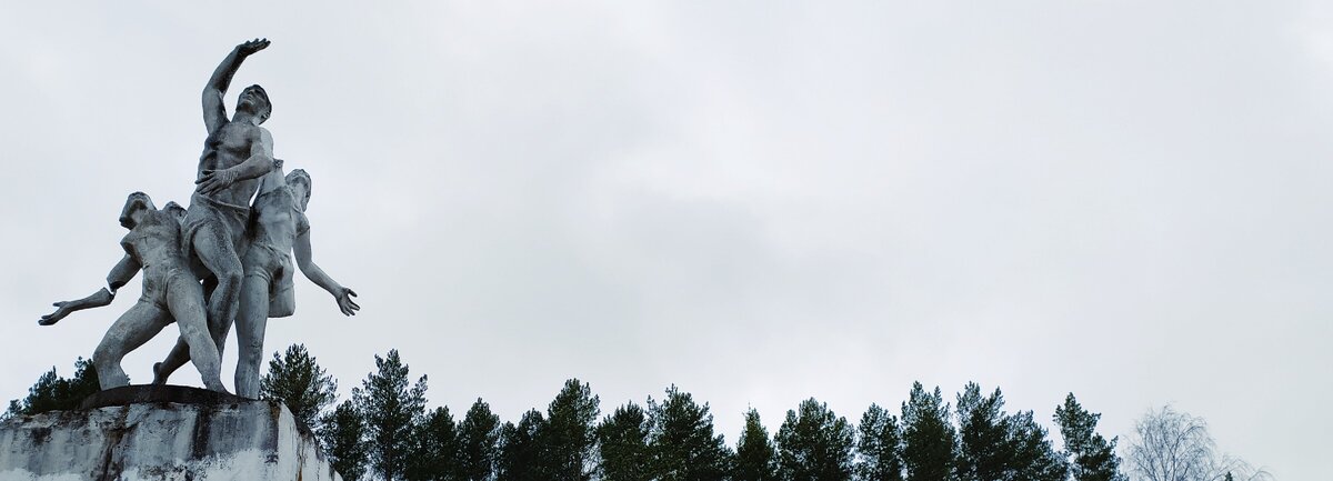 Памятник на берегу канала им.Москвы