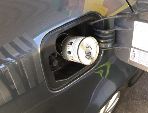 На фото фирменная топливная присадка от VAG, её производитель рекомендует заливать каждое ТО , а ценник больше 1000 рублей.