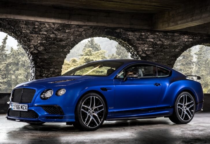 «Всего» за 17 500 000 рублей в России можно приобрести четырехместное купе Bentley Continental Supersport с 6,0-литровым двигателем W12 мощностью 710 л.с. Такой агрегат обеспечивает двухдверке разгон с места до сотни за 3,5 секунды. Заметим, что на нашем рынке также представлена модификация в кузове кабриолет, однако обойдется она уже в 19,3 млн руб.