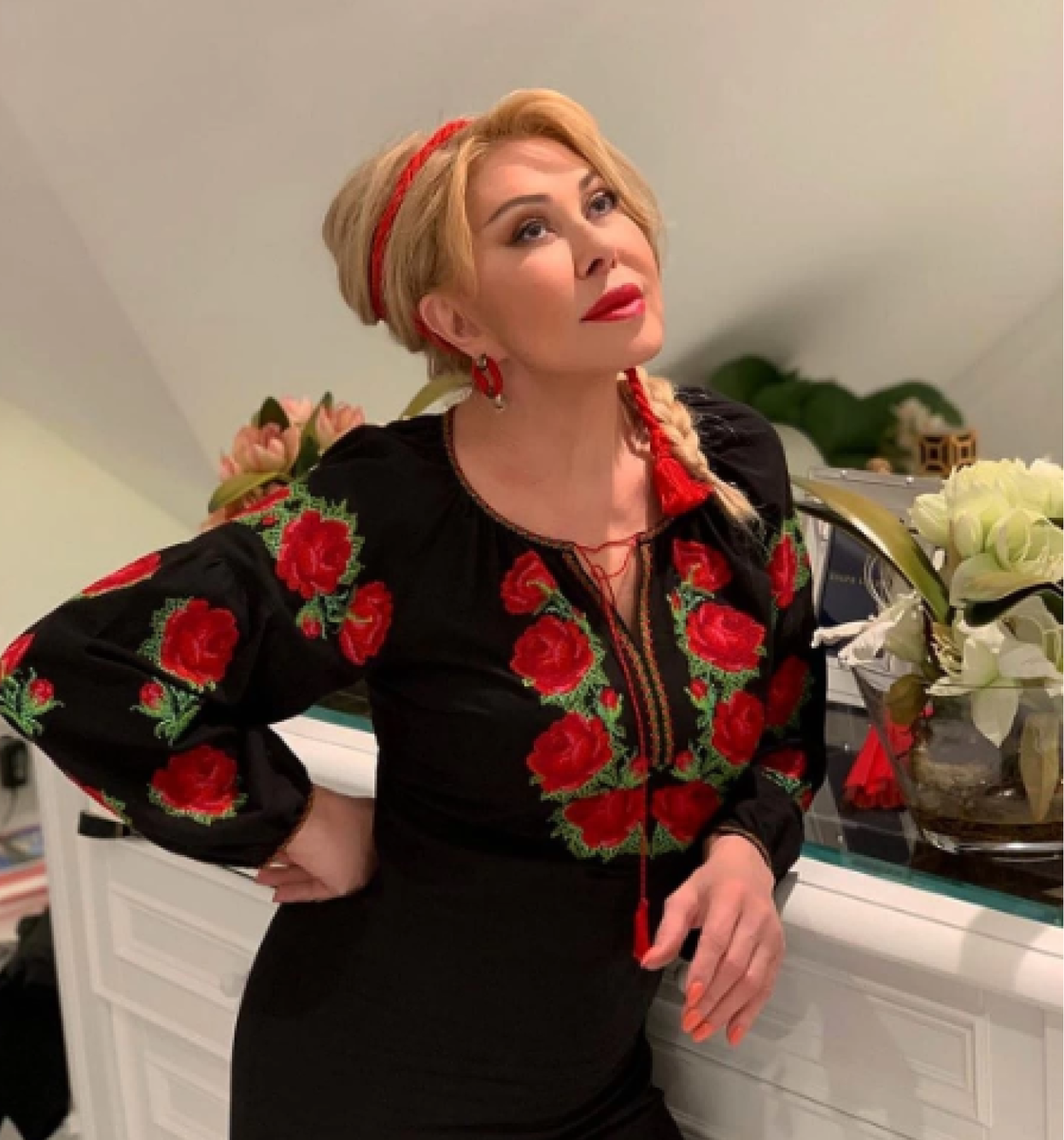 Любовь Успенская в украинском  народном платье дома на карантине.