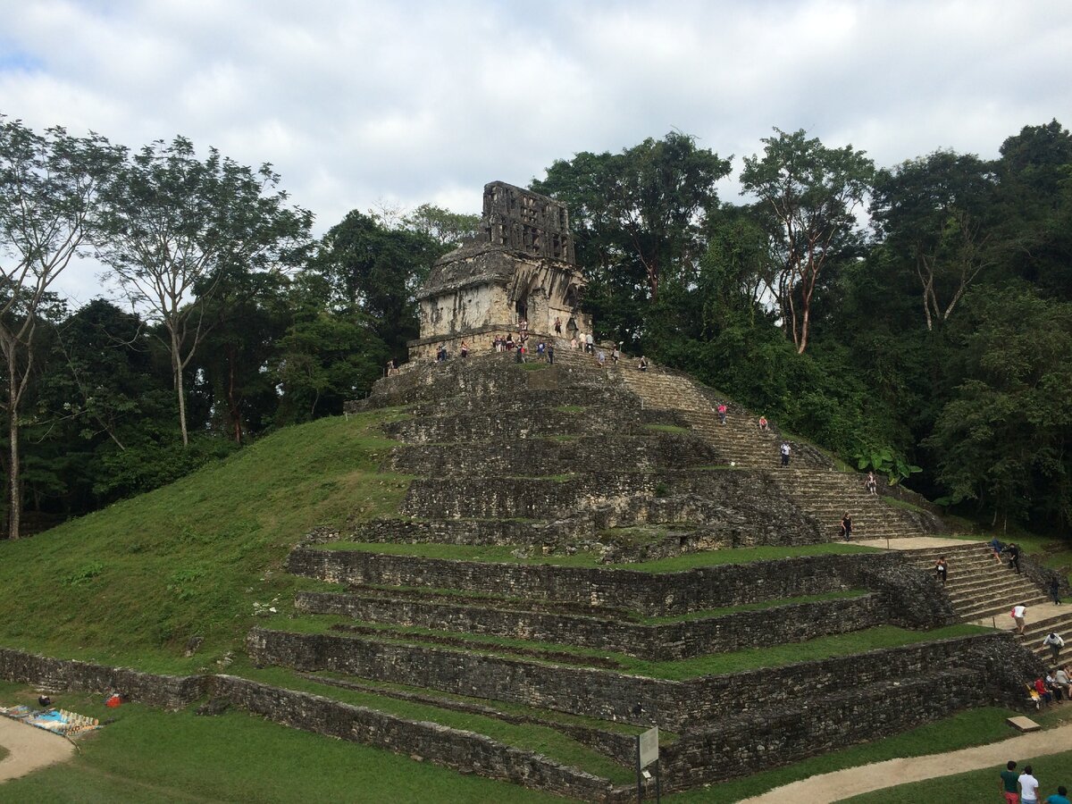 Справа - пирамида, слева - зеленый холм