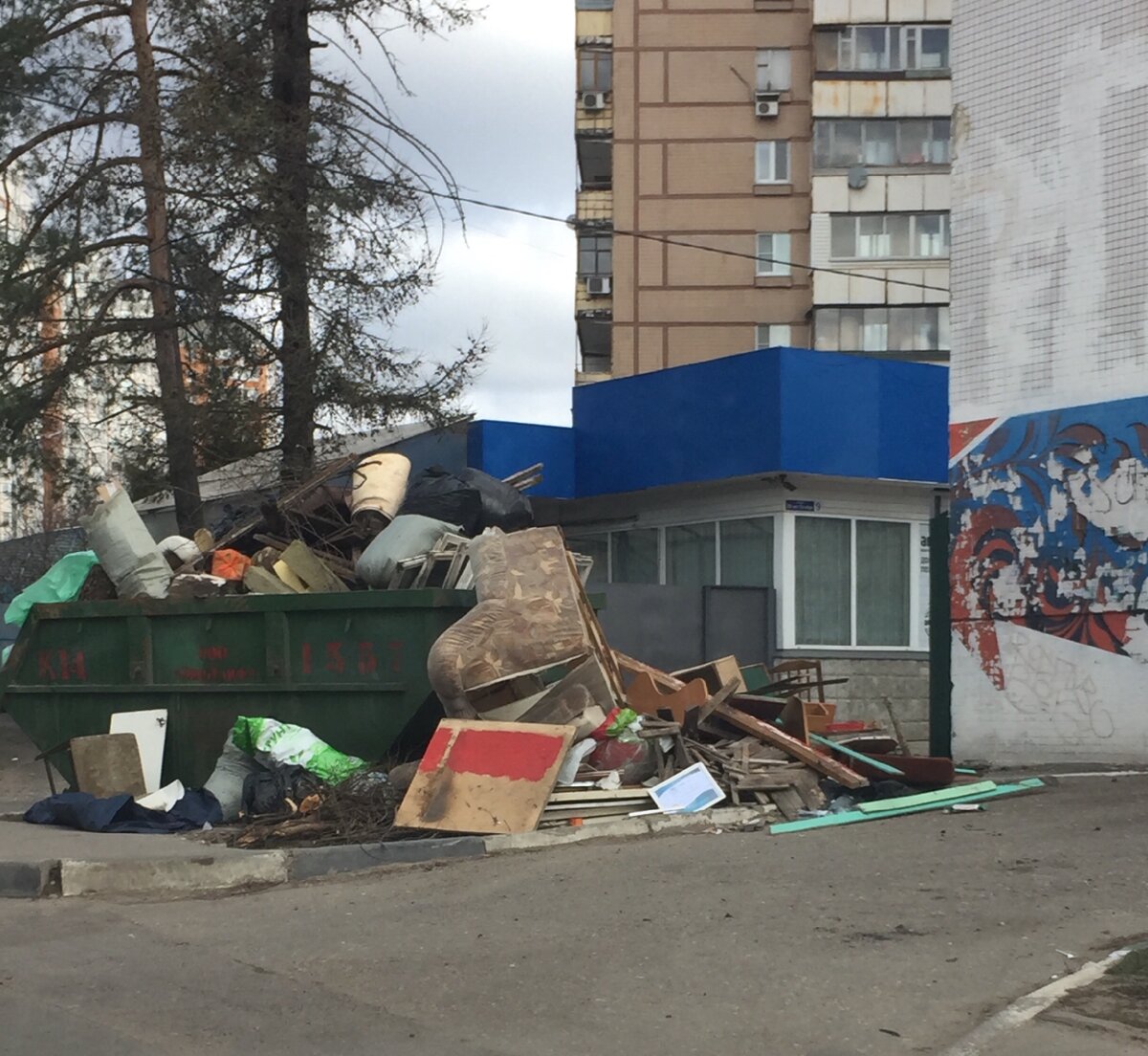 Тут кто живет - Ааааууууу , люди , вам самим не противно ! 