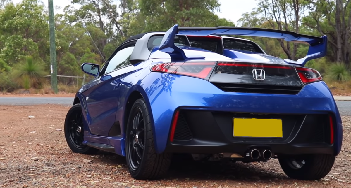 Эта модель дарит своему владельцу дух большой NSX особенно это заметно в кормовой части. 