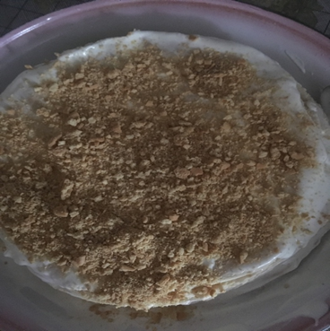 в качестве посыпки сверху подойдёт, что угодно, в моем случае это крошка из печенья