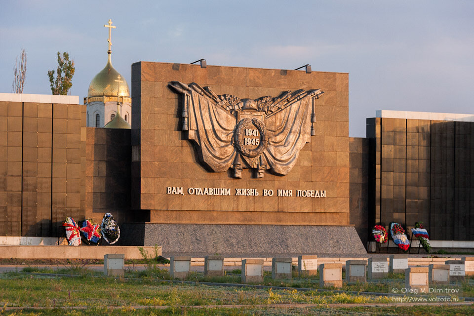 Памятно военном. Мемориальное кладбище Волгоград. Воинское мемориальное кладбище Волгоград. Мемориал Волгоград Мамаев Курган кладбище. Военный мемориал в Волгограде.