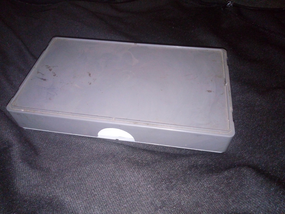 серая коробочка с сюрпризом внутри...