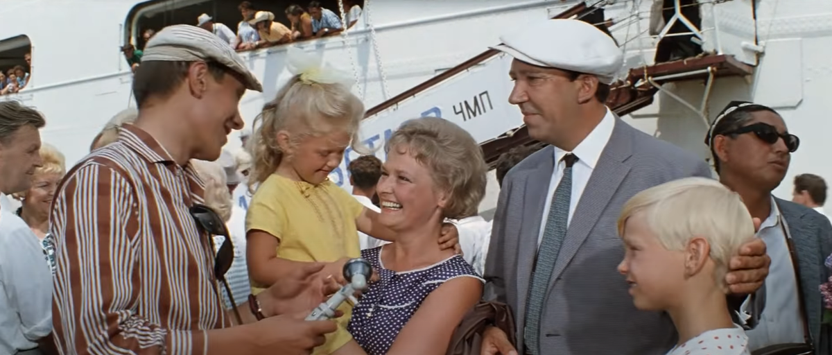 Кадр из фильма Л. Гайдая "Бриллиантовая рука" (СССР, киностудия "Мосфильм", 1968) 