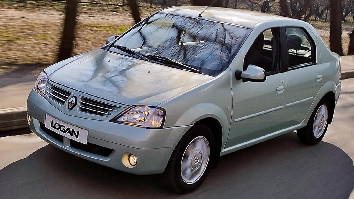 Эти страшные, квадратные повозки, буквально заполонили улицы моего города. Очень часто за рулем этих автомобилей, можно было увидеть мужиков  в возрасте 50+. Для которых надежность логана, большой багажник и мягкая подвеска, стали решающими аргументами в пользу выбора этой "иномарки".
