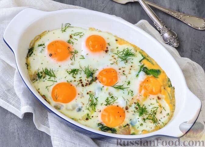 шпинат, лук репчатый, яйца, масло растительное, масло сливочное, соль, перец чёрный молотый, зелень укропа