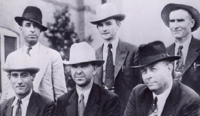 Участники засады. Стоят: Хинтон, Оукли, Голт; сидят: Элкорн, Джордан и Фрэнк Хеймер (ребята явно довольны своей работой)