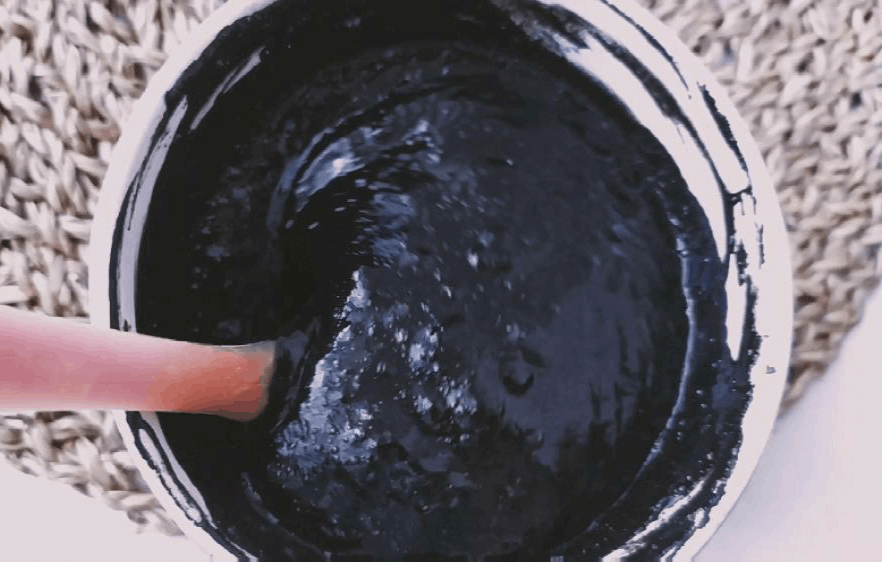 Спустя 3 минуты вся жижа превратилась в черный гуталин