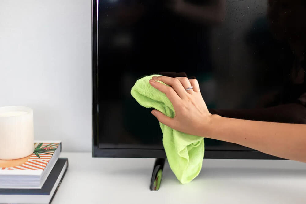 Чем протереть телевизор от пятен. Тряпка для протирания экранов телевизора. Протирает экран телевизора. Чем помыть экран телевизора. Как и чем мыть экран телевизора в домашних условиях.