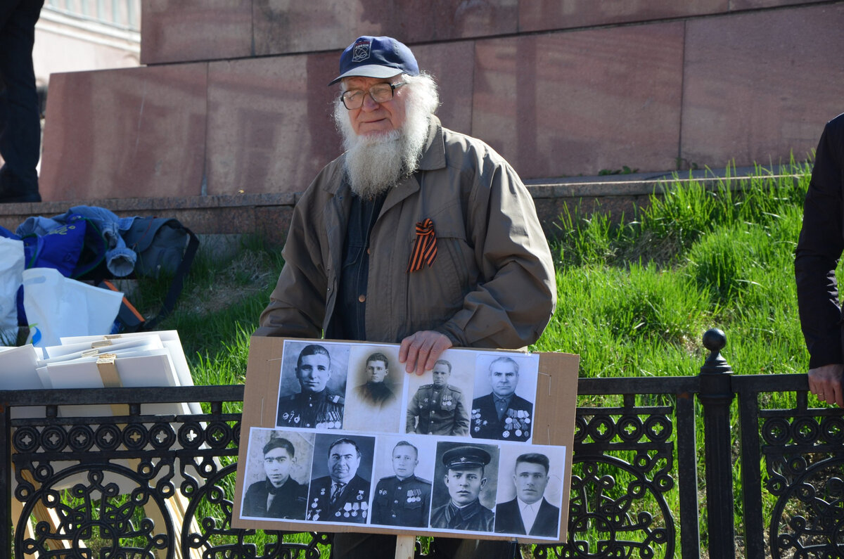 Этот мужчина сразу обратил на себя внимание. Сразу 9 портретов!