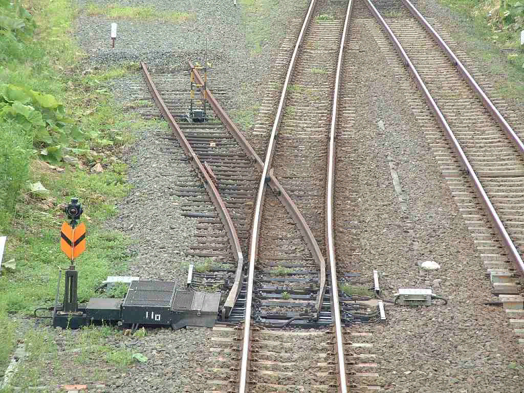 Как и зачем сбрасывают с рельсов поезда, которые представляют опасность (3 видео)