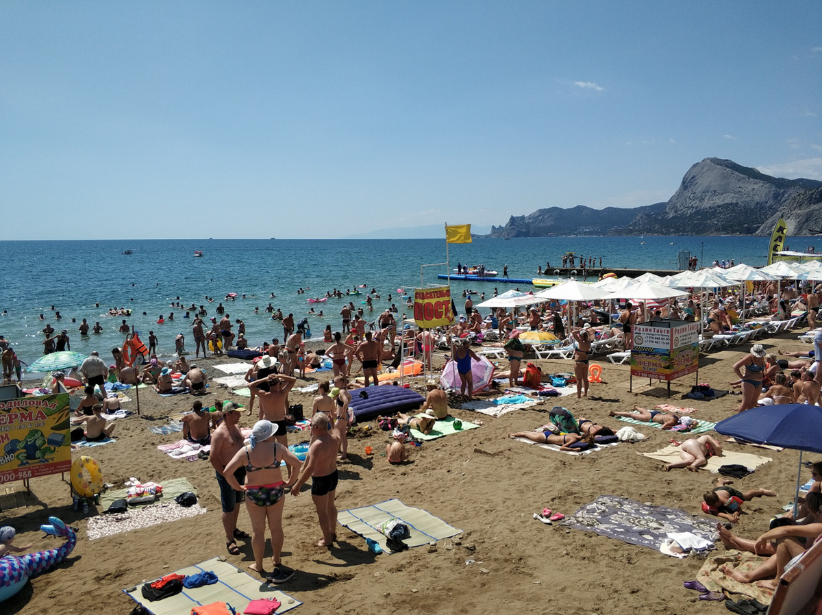 Оооочень много народу, на дворе август.