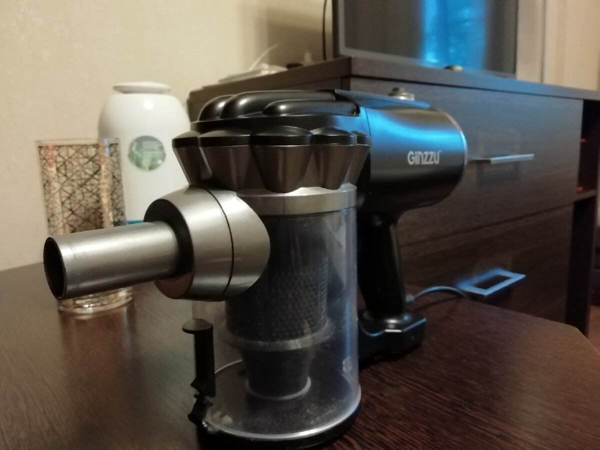 Осторожнее с пластиковым выходом - он хрупкий 