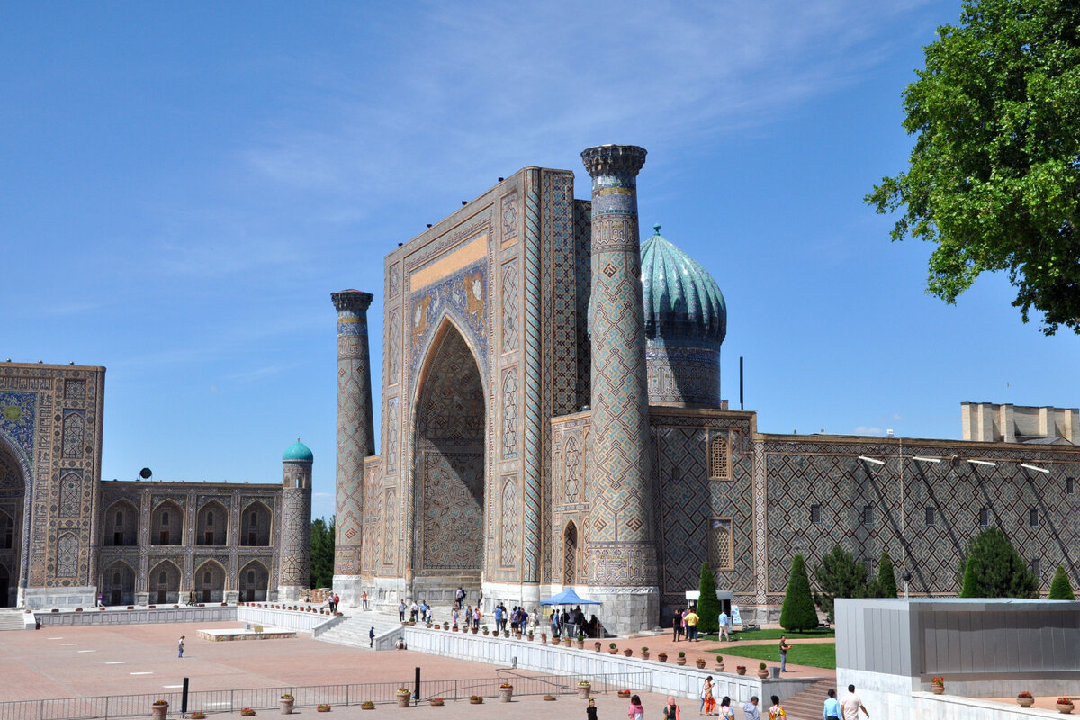 Портал медресе Шер-Дор (1619-1636) напротив медресе Улугбека.