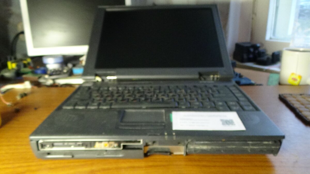 ноутбук сильно б/у :)