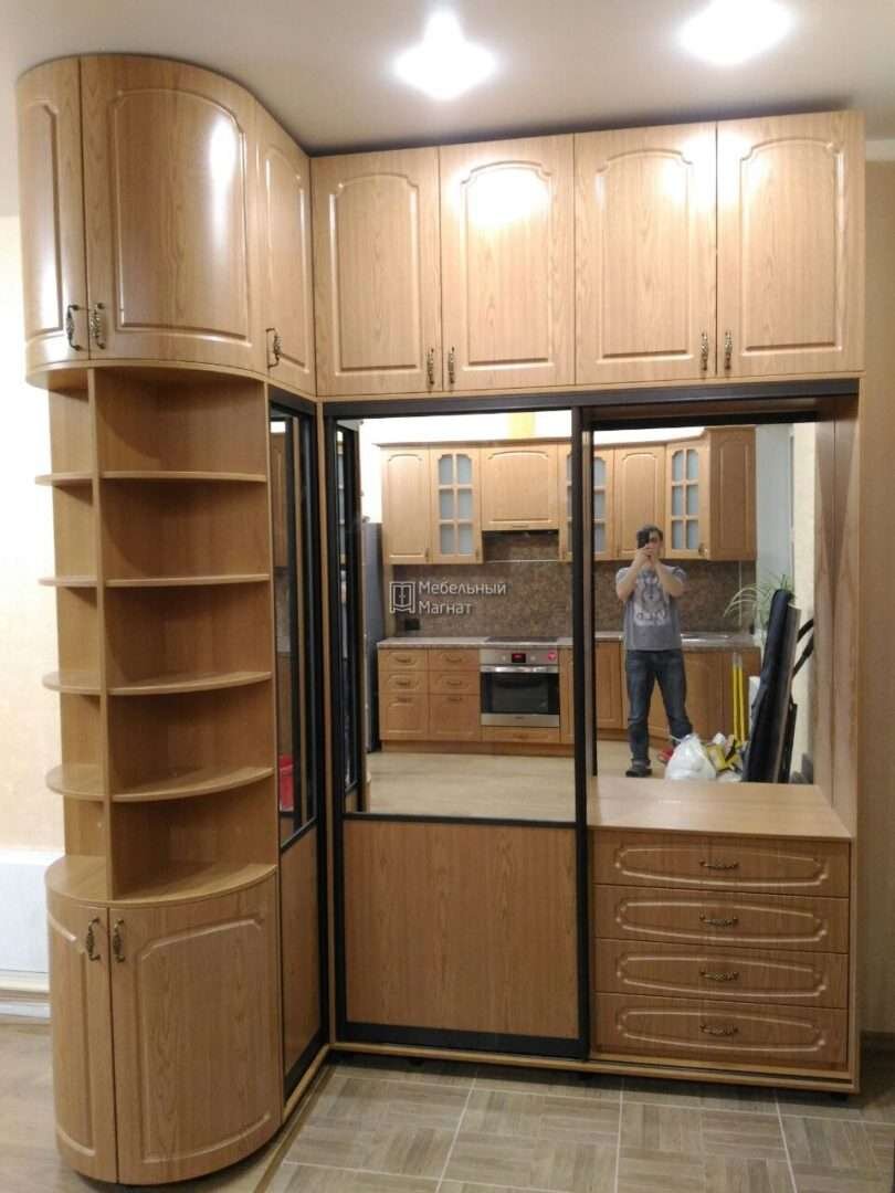 Шкаф повышенной вместительности в стиле с кухней — это стильное решение предложил наш дизайнер, бесплатно нарисовав несколько дизайн-макетов. Сделали за 7 дней, установили за один день.