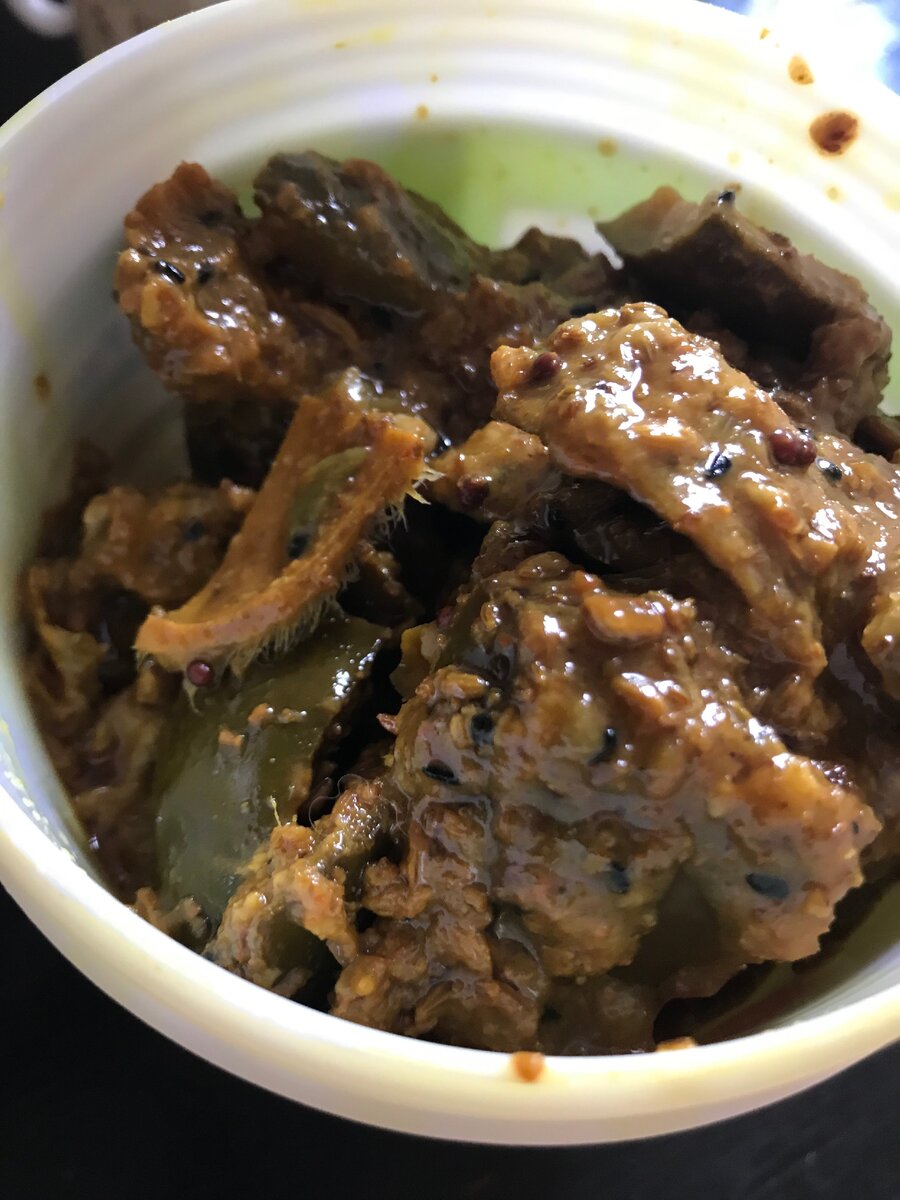 Самое большое впечатление, у нашей семьи вызвали эти манго! В магазинах встречаются различные баночки, мы взяли эту просто по размеру) Брали, не зная что это и зачем... Открыли, оказалось, что это солёные молодые манго в приправах и оливковом масле. По вкусу немного напоминают огурцы, но очень острые и сильно много приправ. Я использовала эти манго, как приправу к различным блюдам. Очень вкусно с мясом и с картошкой - просто пальчики оближешь! Я просто перемешивала с картошкой и запекала в духовке - это что-то невероятное! Советую купить, если где-то увидите.