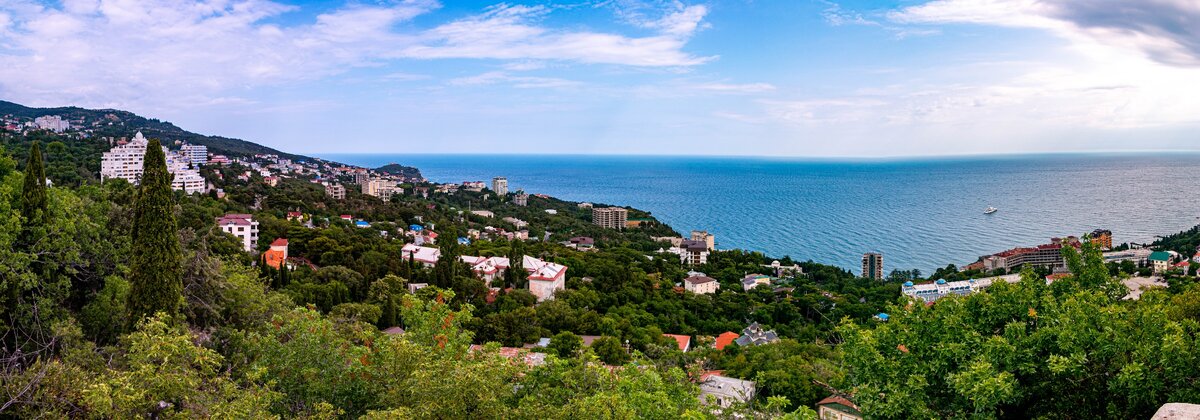 Панорама южного берега Крыма / Фото: Дмитрий Погребняк
